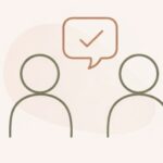 Illustratie van twee personen met spraakwolk en vinkje als symbool voor samenwerking en afstemming